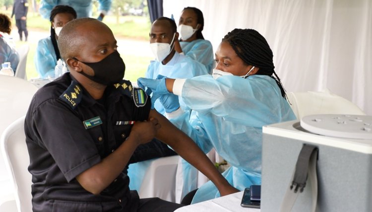 Minisiteri y’Ubuzima yatangaje ko abarengeje imyaka 60 bagiye guhabwa doze ya 4 y’urukingo rwa COVID-19