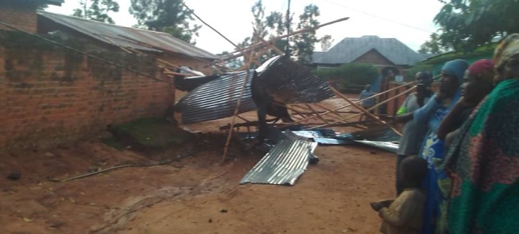 Rusizi:Imvura ivanze n’umuyaga yasenye amazu n’urusengero [Amafoto]