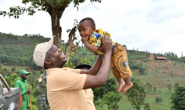 Ifoto y'umunsi:Visi Meya Mapambano yagaragaye asuhuza uruhinja bombi bizihiwe