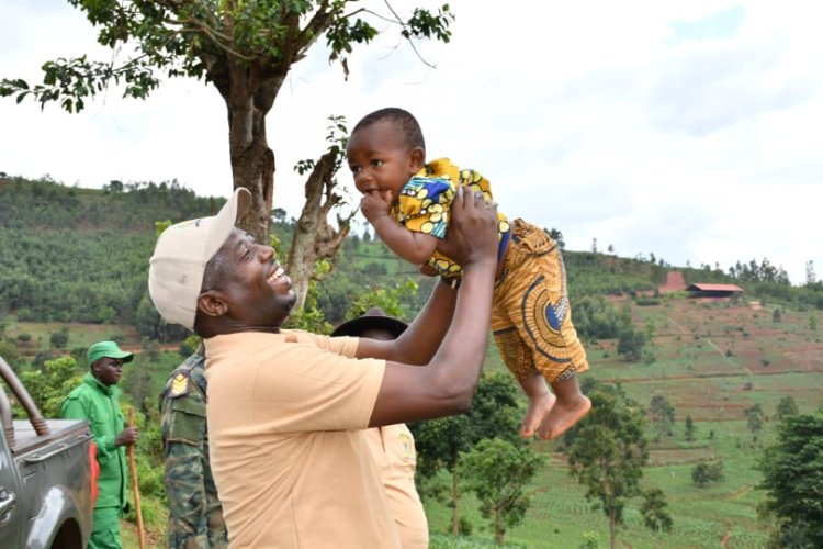 Ifoto y'umunsi:Visi Meya Mapambano yagaragaye asuhuza uruhinja bombi bizihiwe