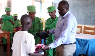 Kayonza: Urwego rwa DASSO rwasubije abana mu ishuri   rubagenera ibikoresho by’ishuri