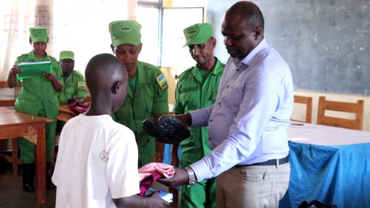 Kayonza: Urwego rwa DASSO rwasubije abana mu ishuri   rubagenera ibikoresho by’ishuri