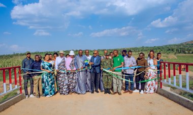 Nyagatare:Hatashye ikiraro kizarinda abaturage kwambuka bahetswe ku ntugu ndetse n'ibinyabiziga kurohama